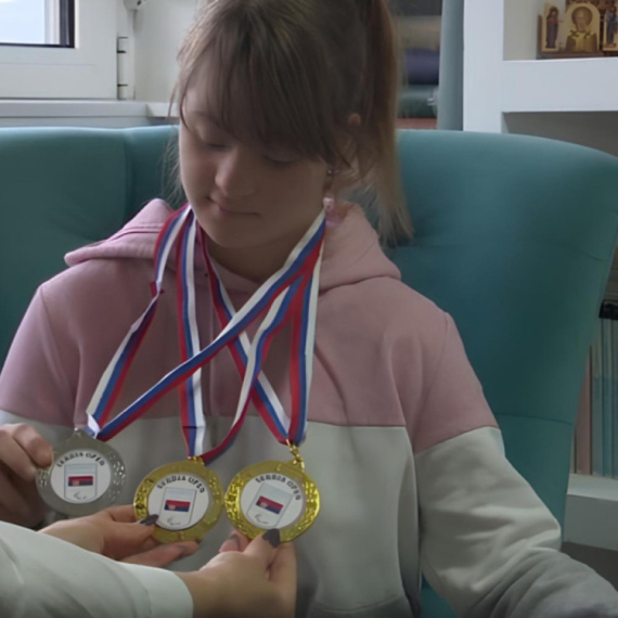 Đurđa trenira plivanje 6 puta nedeljno, a taj trud se isplatio: Uzela je 3 medalje VIDEO