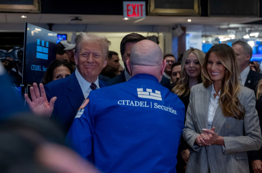 Usko odelo i boja koja njemu donosi sreću: Melanija Tramp raspametila izgledom, a tu je i Ivanka FOTO/VIDEO