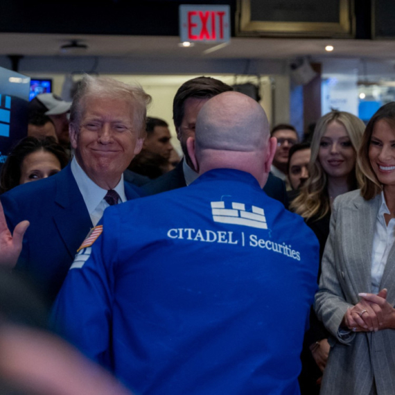 Usko odelo i boja koja njemu donosi sreću: Melanija Tramp raspametila izgledom, a tu je i Ivanka FOTO/VIDEO