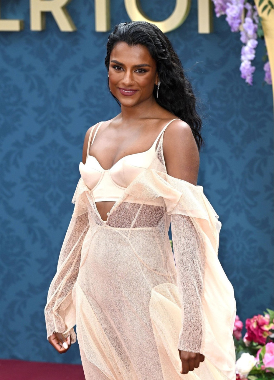 Ljubavni brodolom, pa 17 godina stariji zavodnik: Lepa glumica ima novu romansu? FOTO