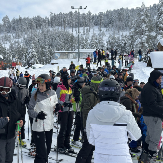 Palo prvo ovogodišnje skijanje na Torniku, gužva kao u košnici FOTO