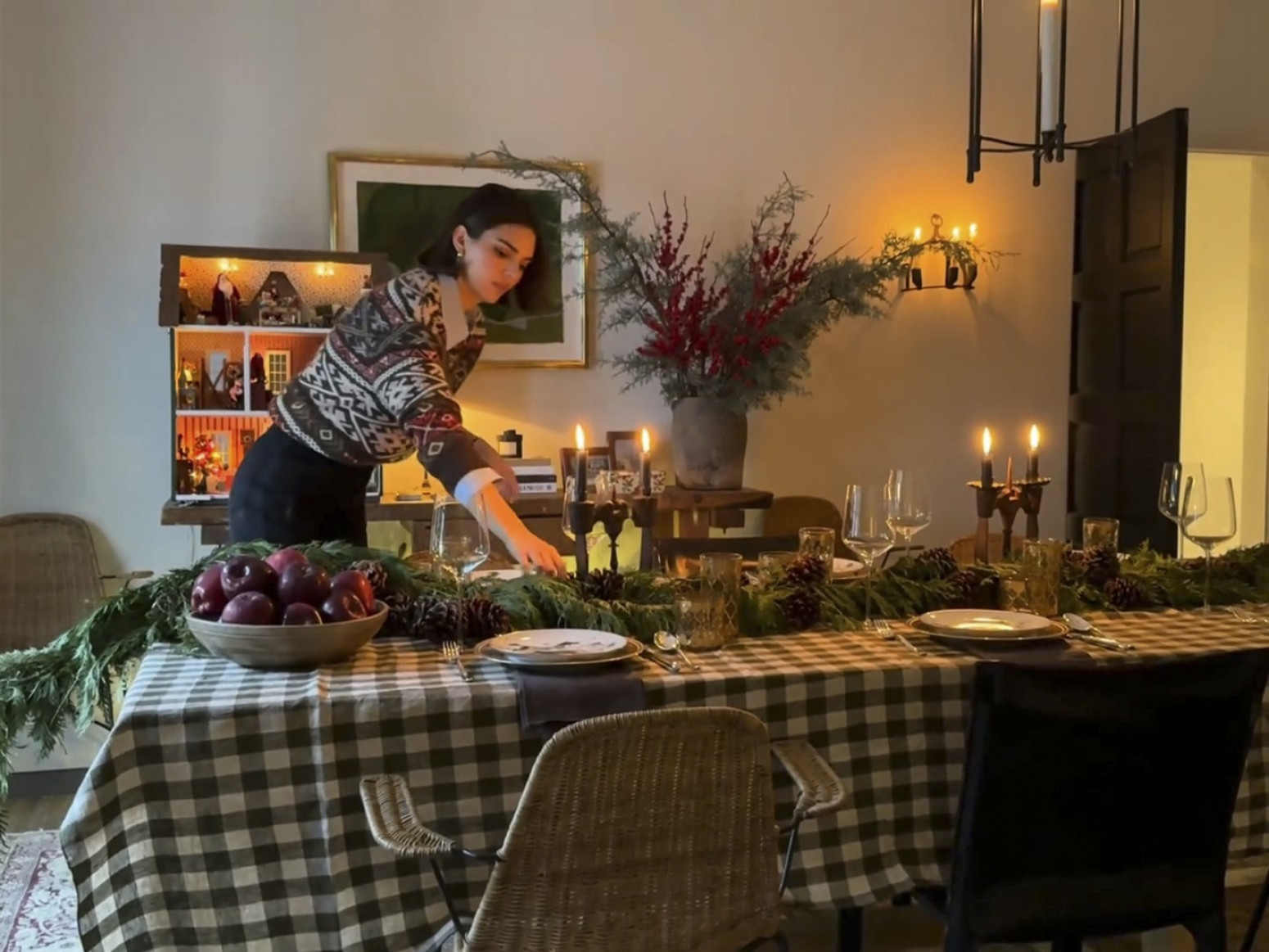 Ma, kakva novogodišnja dekoracija: Svi su zanemeli kad je pokazala duge noge FOTO