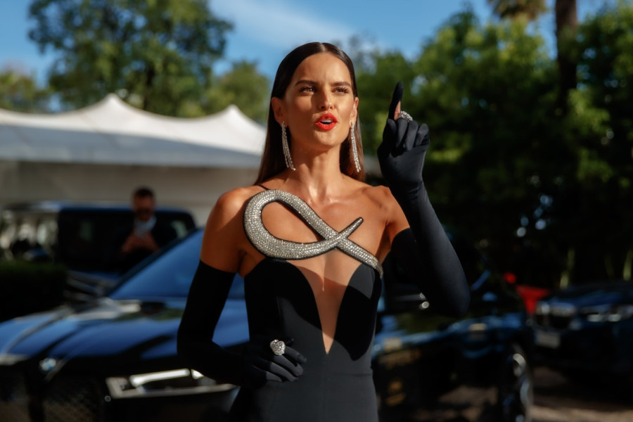 Najzgodnija na svetu ništa ne krije: Za kraj godine – od nje samo vreli kadrovi VIDEO