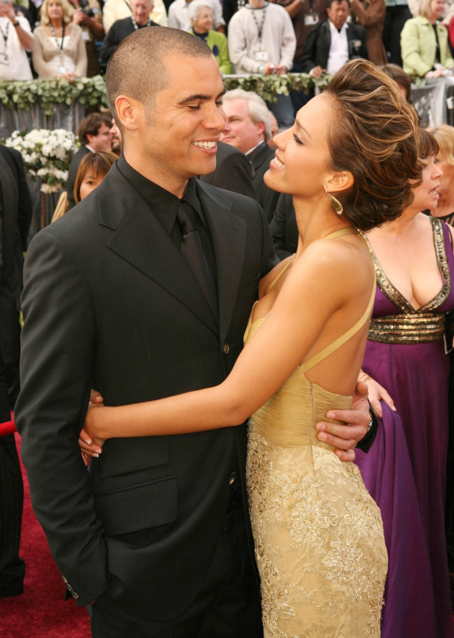 Nakon razvoda od lepotice, utehu pronašao u 20 godina mlađoj – i to njenoj kopiji FOTO