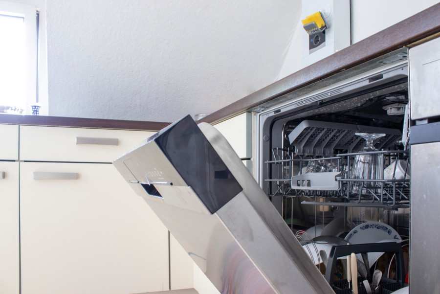 Svi stavljaju kore narandže u mašinu za pranje sudova: Ovaj trik je genijalan i obožavaćete ga