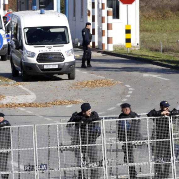 Prvi talas turista napravio haos: Kilometarske kolone i usporena vožnja ka Jadranu
