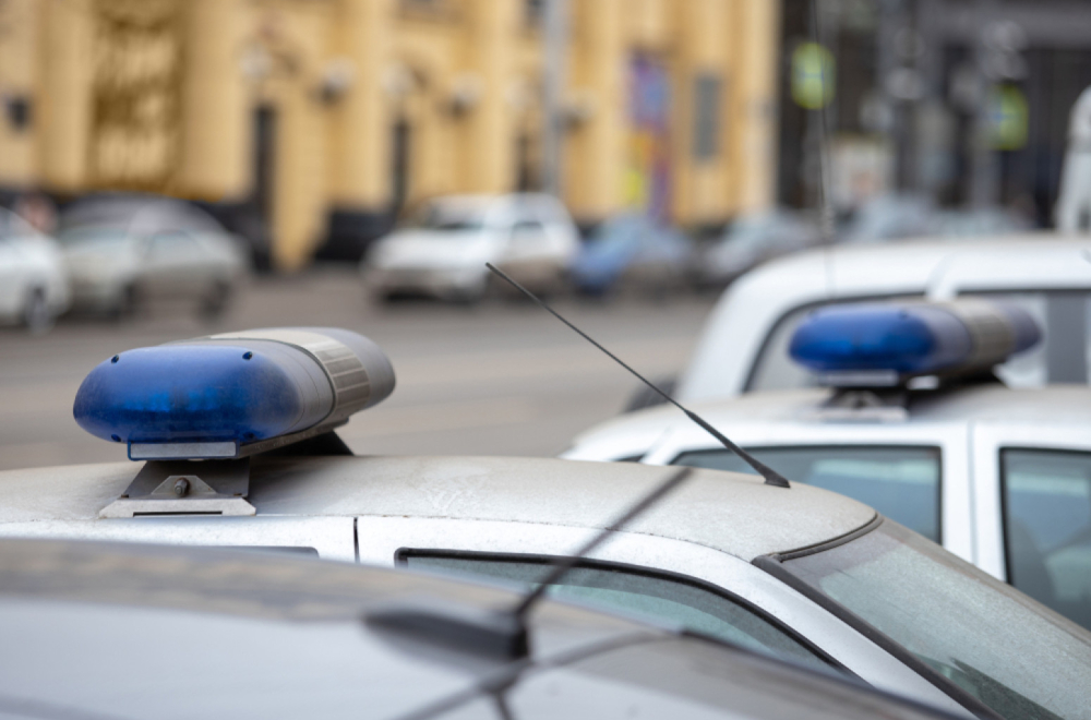 Sudar mini busa i automobila: Vozio suprotnom trakom, delovi vozila rasuti po putu