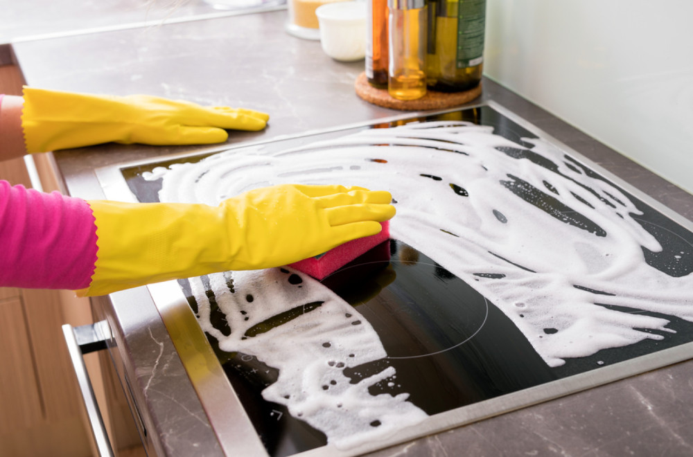 Biće kao nova: Masne naslage beže sa ravne ploče samo uz pomoć ovog domaćeg sredstva