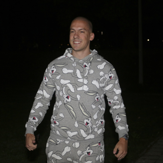 Oglasio se MUP: Uhapšeni mladić pokušao da reketira Baku Praseta, pa mu zapalio džip