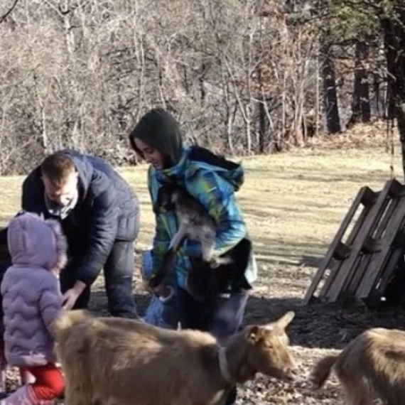 Tamara i Nemanja sa troje dece su se vratili na selo: Imaju malo stado i kućicu, a ovo im nedostaje VIDEO