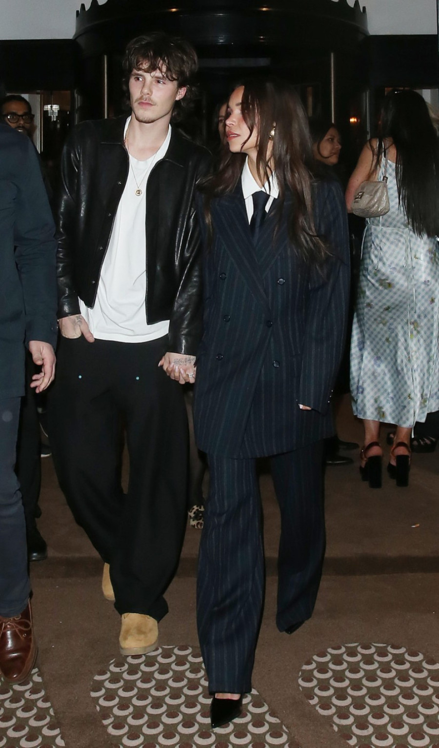 Još jednom Bekamu cvetaju ruže: 10 godina starija lepotica se ne odvaja od njega FOTO