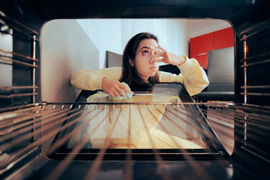 Sati potrošeni na ribanje su prošlost: Pomoću ovoga staklo rerne će sijati kao novo