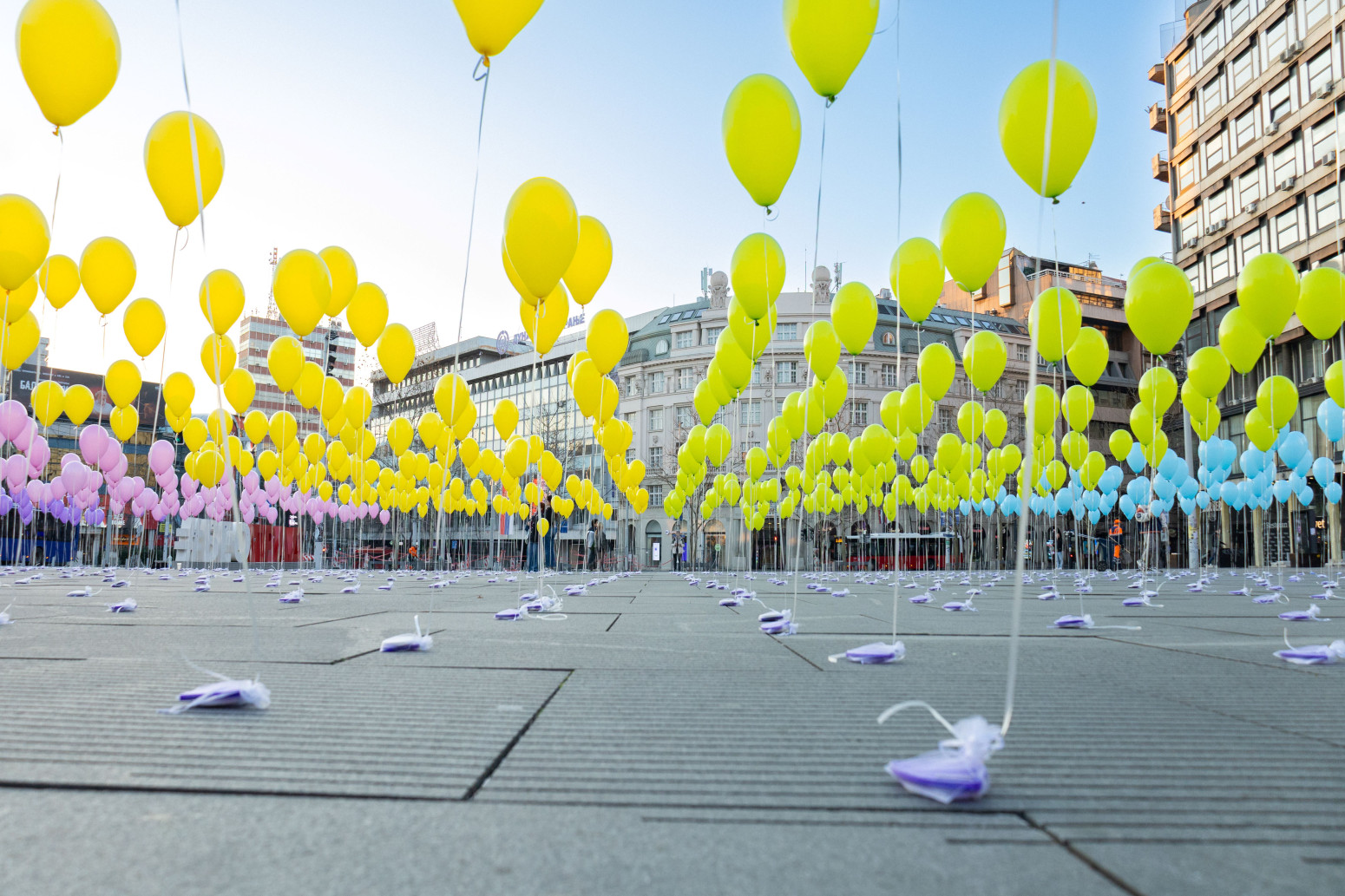 Hiljadu ogledalaca s neverovatnom porukom za hiljadu sugrađanki osvanulo na Trgu republike