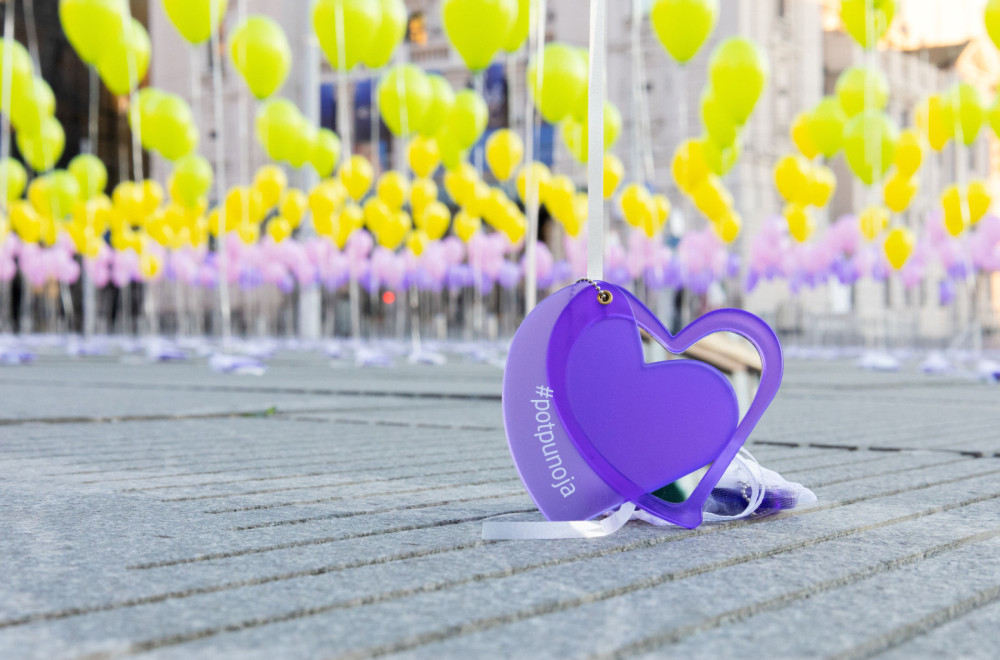 Hiljadu ogledalaca s neverovatnom porukom za hiljadu sugrađanki osvanulo na Trgu republike