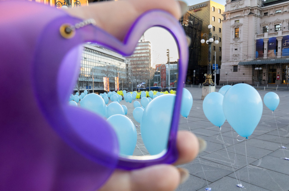Hiljadu ogledalaca s neverovatnom porukom za hiljadu sugrađanki osvanulo na Trgu republike