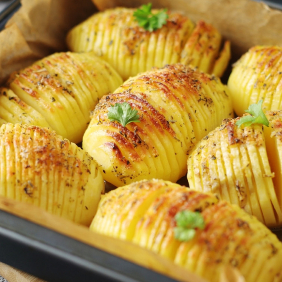 Ovako pripremljen krompir sigurno niste jeli, a trebaju vam samo dve varjače za sočniji ukus VIDEO