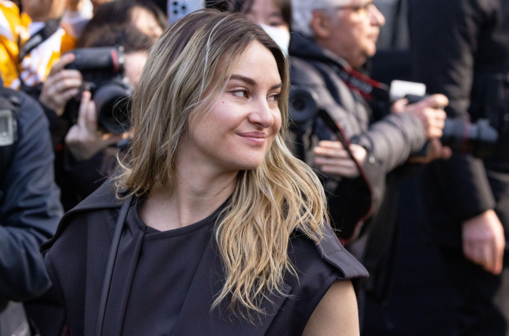 Da li se sećate ovog frajera iz hit serije Emili u Parizu? Opet je singl