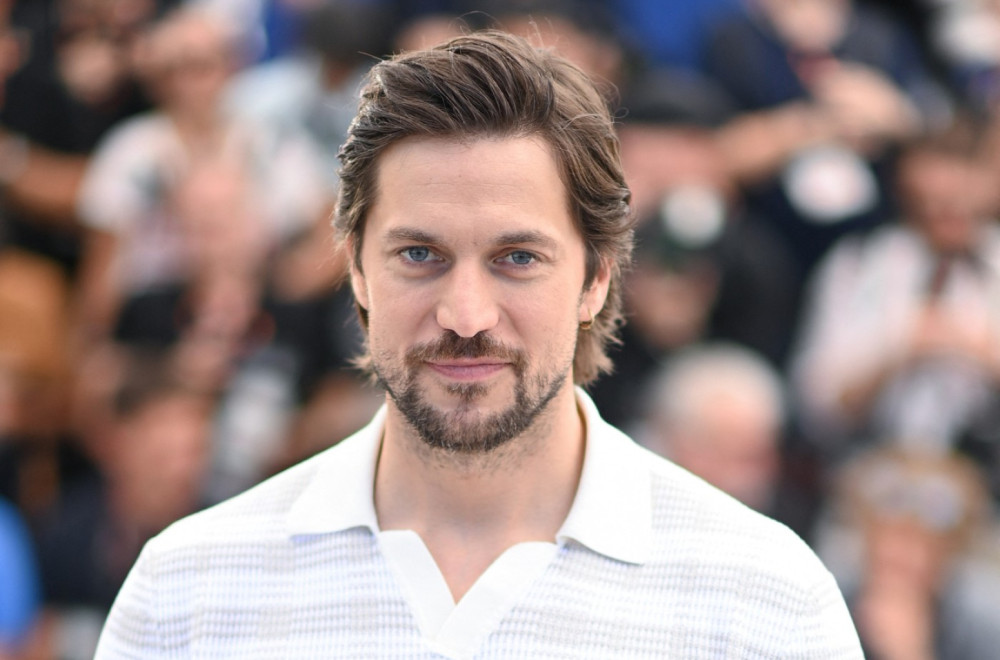 Da li se sećate ovog frajera iz hit serije Emili u Parizu? Opet je singl