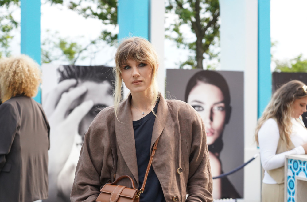 Da li je ova žena stvarna? Tek što se porodila, a već je otkrila ravan stomak FOTO