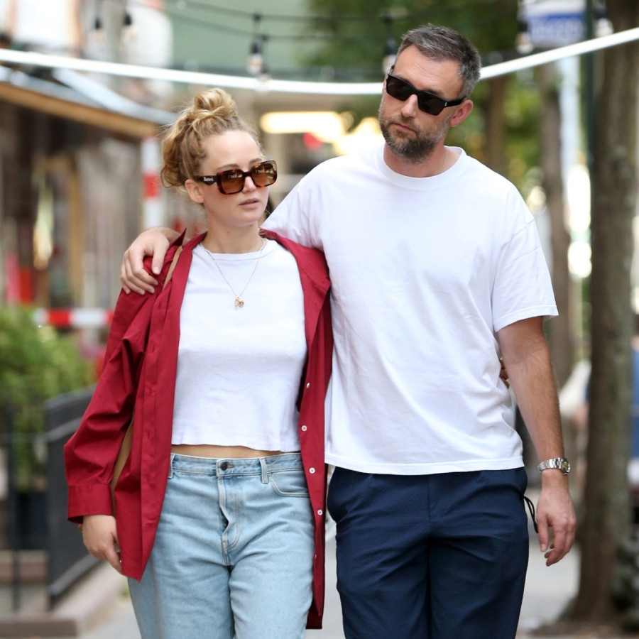 Modni detalj otkrio ime drugog deteta slavne glumice: Krije privatan život kao zmija noge FOTO