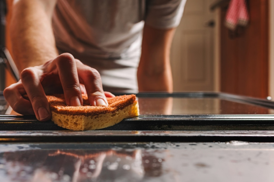 Sati potrošeni na ribanje su prošlost: Pomoću ovoga staklo rerne će sijati kao novo