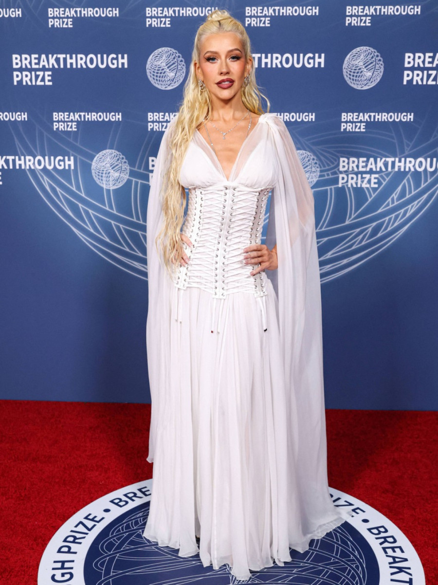 Skinula 20 kilograma i zavodi na svakom koraku: Pevačica gori u uskoj haljini FOTO