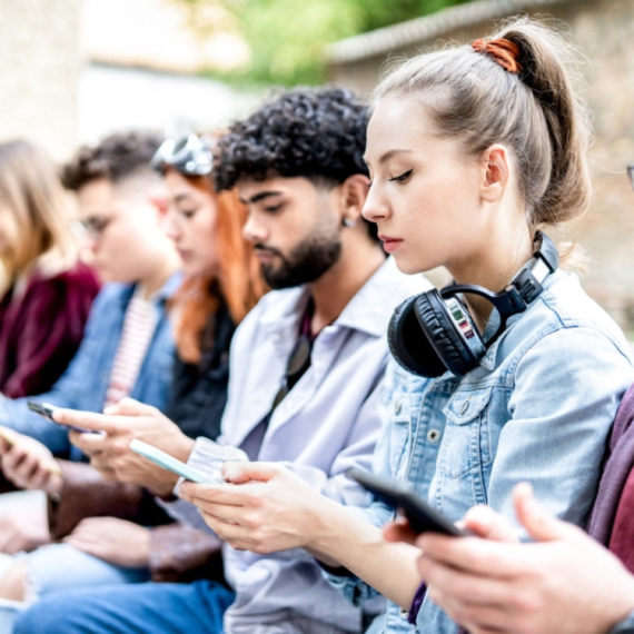 Novi dejting trend preti da uništi jednu čitavu generaciju: Da li ste čuli za fabing?