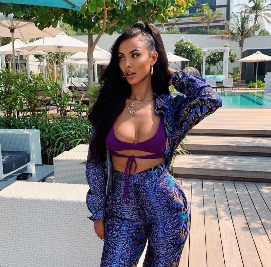 Seksi voditeljka opet zavodi: Jedan pogrešan korak može da izazove skandal FOTO