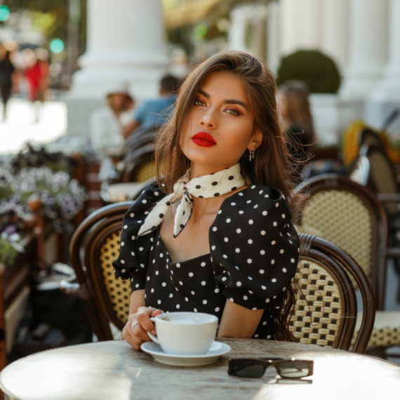 "Dosadne" haljine su se vratile: Nosila ih je i princeza Dajana, a evo kako vi da ih kombinujete FOTO