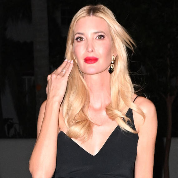 Ivanka Tramp u crnom bikiniju neustrašiva na talasima: Svi su je gledali FOTO