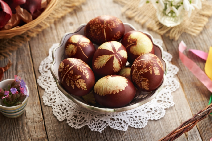 Farbanje jaja u lukovini je i dalje neprevaziđeno: Dodajte ovu biljku za vatreno crvenu boju