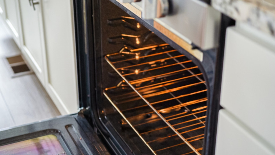 Ova namirnica skida i najuporniju masnoću sa vaše rerne: Sačekajte 10 minuta i videćete magiju