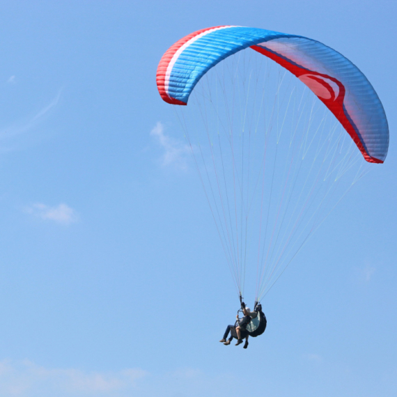 Šok prizor na Jadranu: Paraglajder iznenada sleteo na plažu punu turista VIDEO