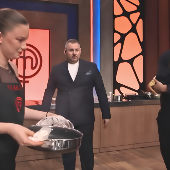 "Ne, ovo gori! Skloni, zapaliće se! Pazi se!"