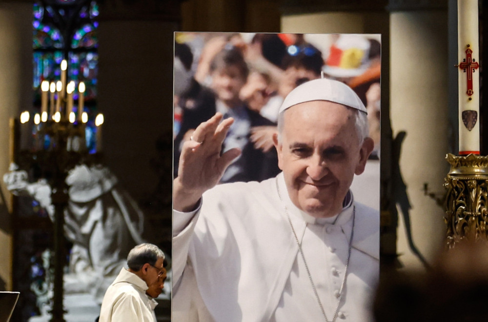 Odeća u kojoj će biti sahranjen papa Franja nosi posebnu simboliku FOTO