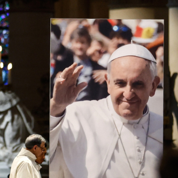 Odeća u kojoj će biti sahranjen papa Franja nosi posebnu simboliku FOTO