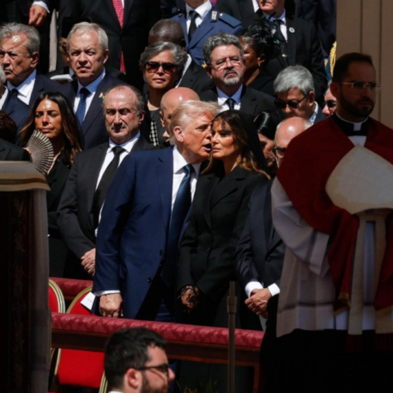 Otkriveno šta je Melanija šapnula Trampu na papinoj sahrani: Sprečila veliku neprijatnost FOTO