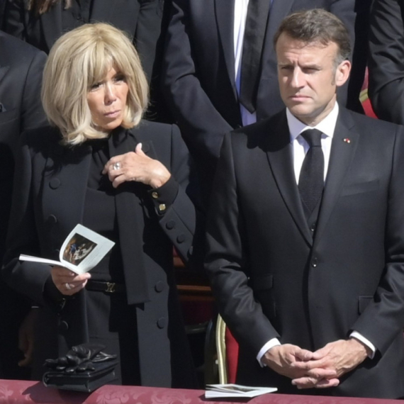 Brižit Makron jednim potezom na papinoj sahrani izazvala kritike FOTO