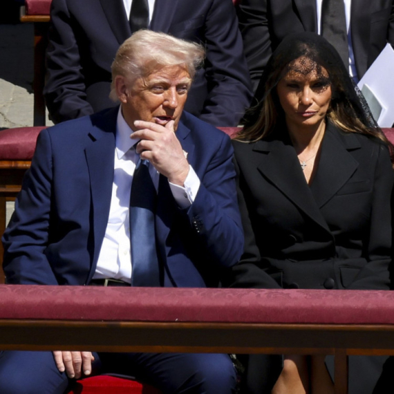Na papinoj sahrani nije bila prava Melanija? Ponovo kruže jezive teorije zavere FOTO