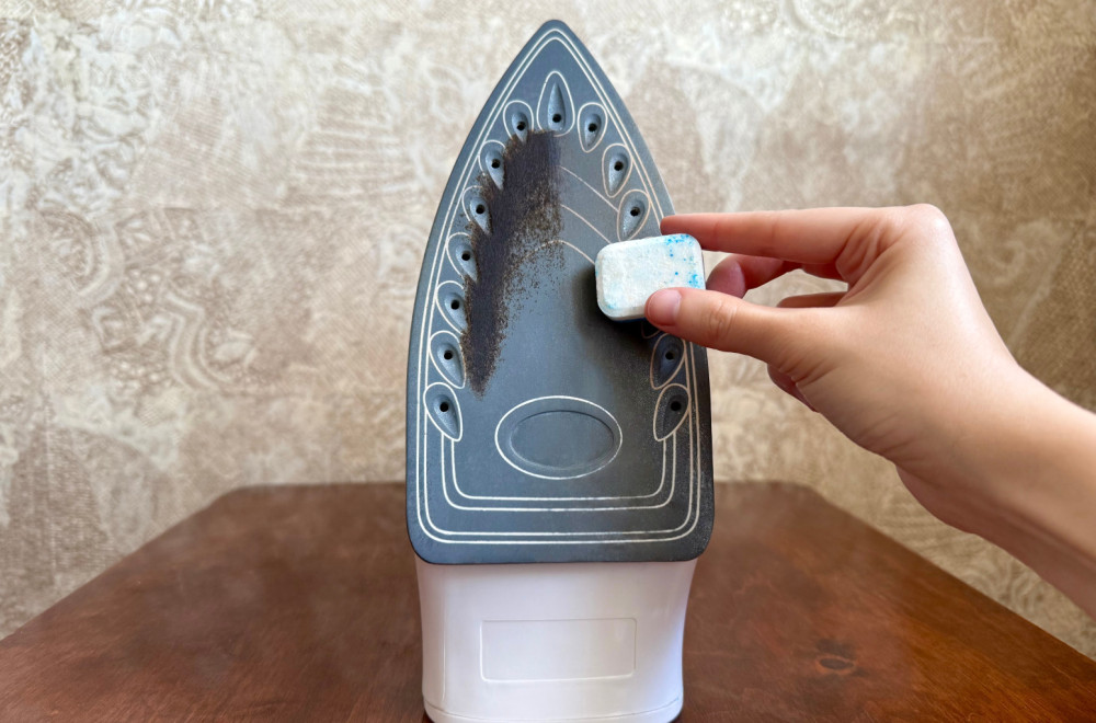 Kao magični štapić polira peglu: Potrebne su samo dve sitnice