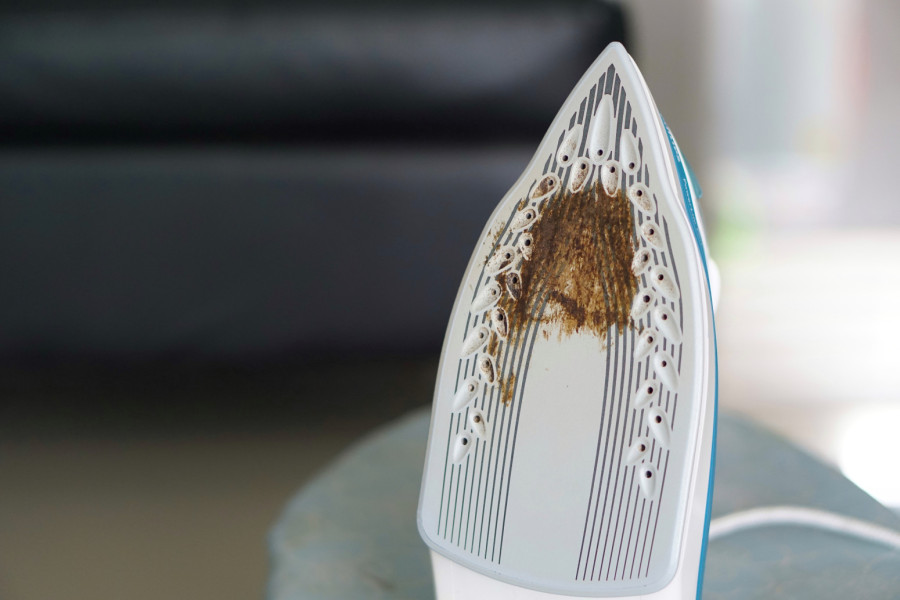 Jednostavan trik za čišćenje i najprljavije pegle: Treba vam sastojak iz kupatila i minut vremena