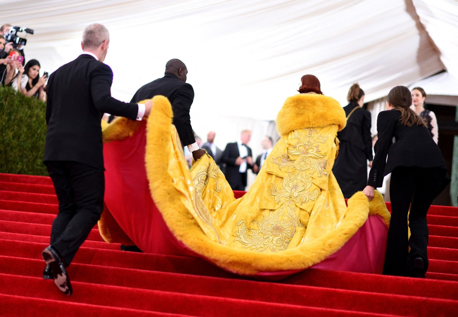 50.000 sati i 4 miliona dolara: Rijaninu omlet-haljinu sa Met Gale još niko nije uspeo da nadmaši FOTO