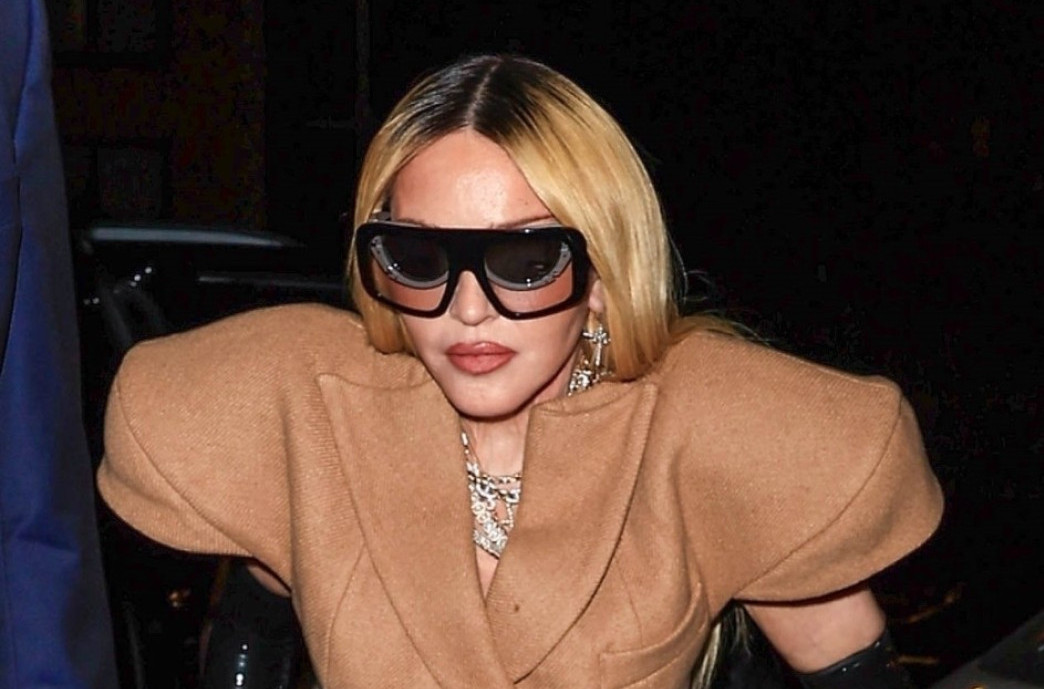 Dok ona uživa u zagrljaju 37 godina mlađeg dečka, svi gledaju u njen vatreni dekolte FOTO