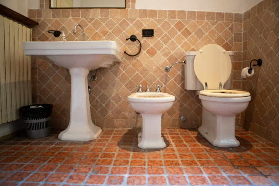 Uporne crne fleke oko ivice WC šolje nestaće za tren oka i to bez ribanja