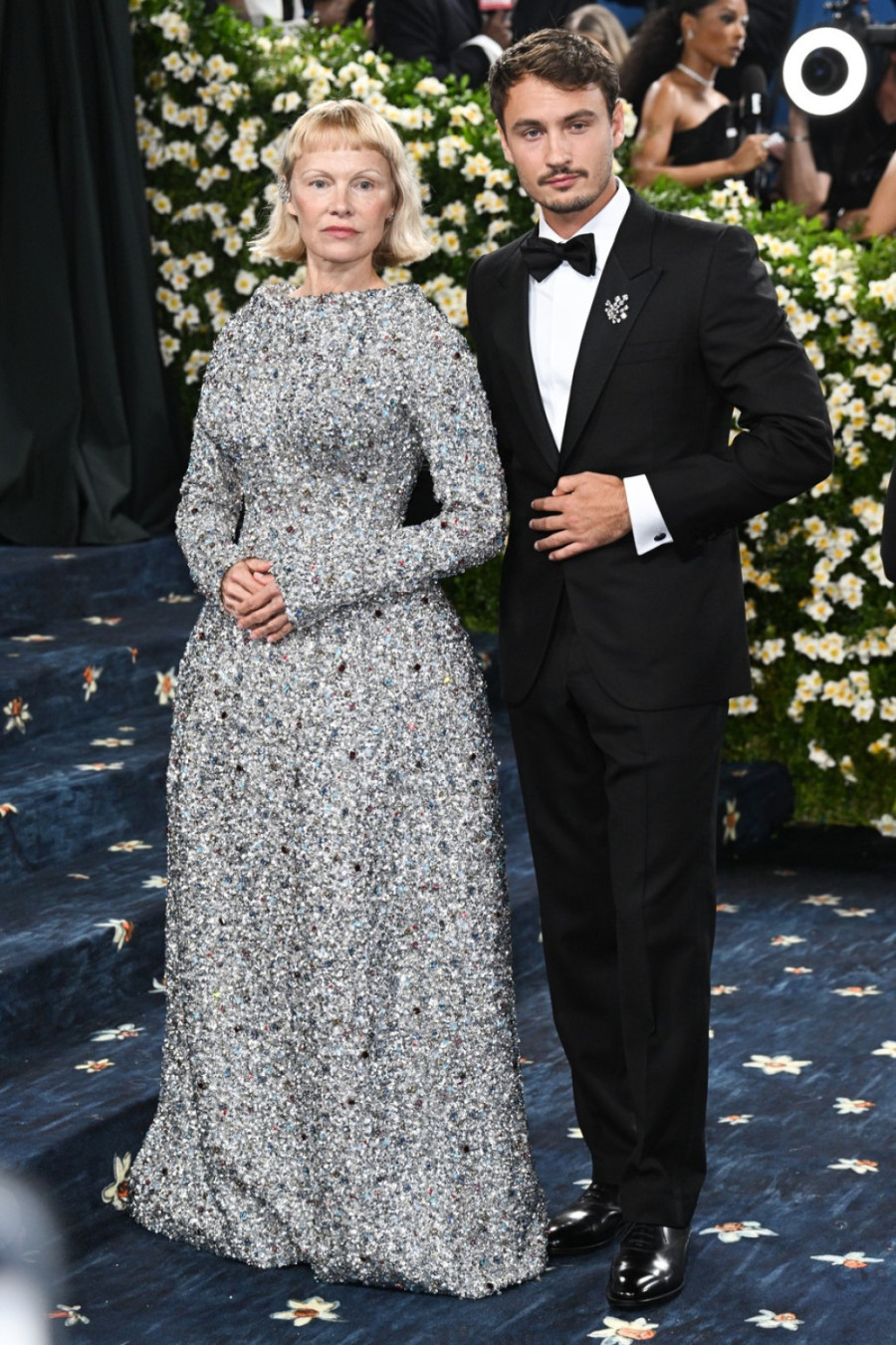 Zemljotres zbog nove frizure seks-simbola: Pojavila se u kristalima i bez šminke FOTO