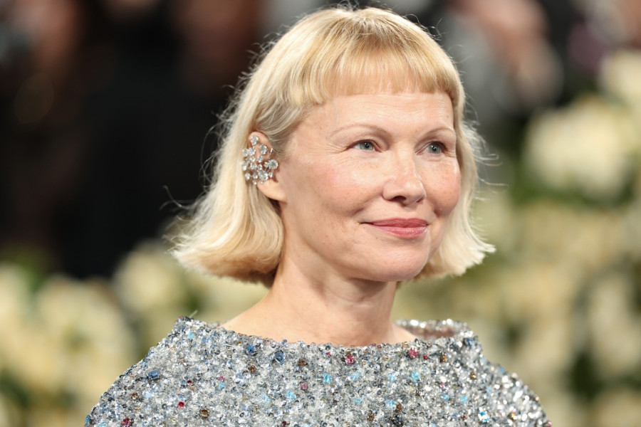 Zemljotres zbog nove frizure seks-simbola: Pojavila se u kristalima i bez šminke FOTO