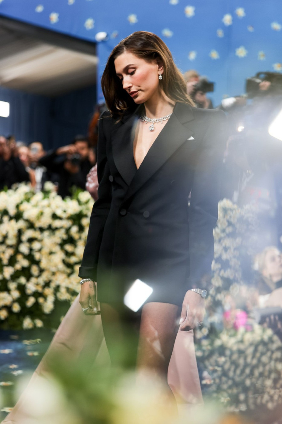 Met Gala je dobila svoju kraljicu tuge: Lepotica pokazala noge od milion dolara i oči pune suza FOTO