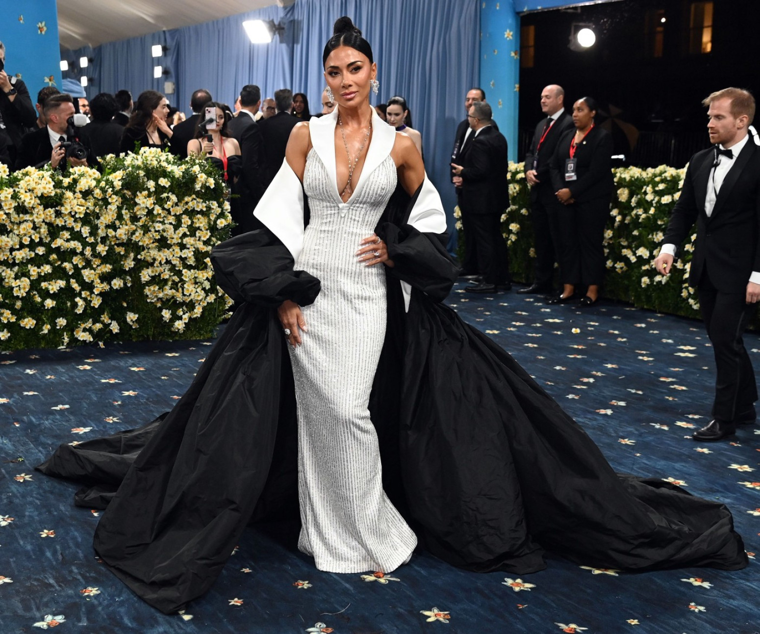 Sve puca na njoj, a grudi samo što ne ispadnu FOTO