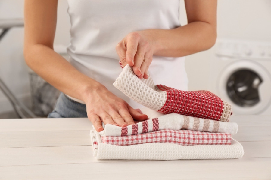 Stare kuhinjske krpe će sijati kao nove: Jeftino domaće sredstvo skida i najupornije fleke