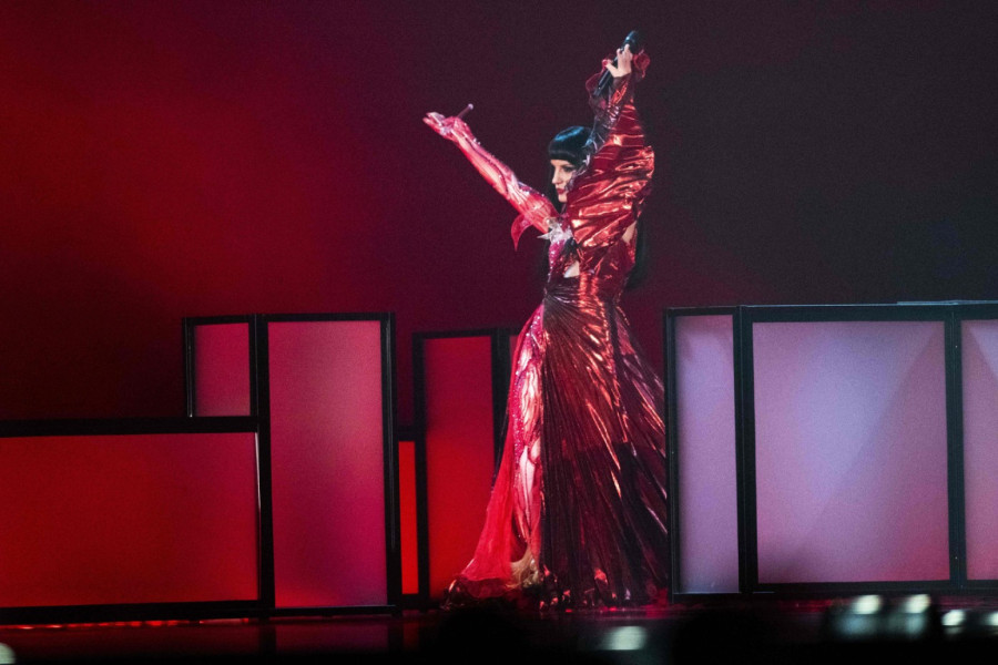 Vatrena Albanka zapalila scenu: Šta joj je to na grudima? FOTO